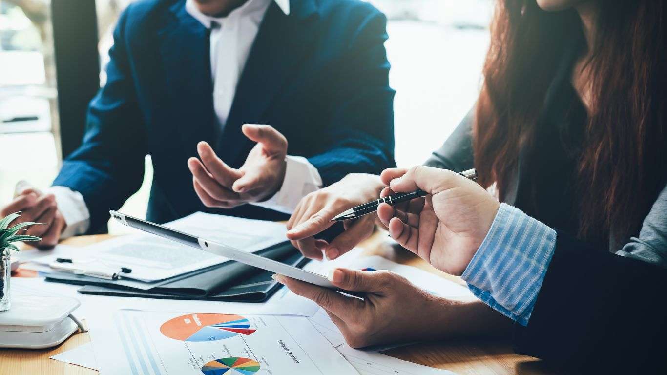 KI-Sachverständiger im Beratungsgespräch mit Betriebsrat oder Personalrat über künstliche Intelligenz